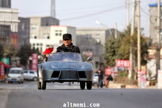 مزارع يصنع اصغر واسرع سيارة بالصور